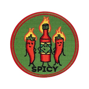 Peut inclure: Un patch brodé vert et rouge avec trois piments rouges et une bouteille de sauce piquante rouge. Les piments ont des visages et se tiennent la main avec la bouteille de sauce piquante. Le texte "SPICY" est écrit en noir sous l'image.