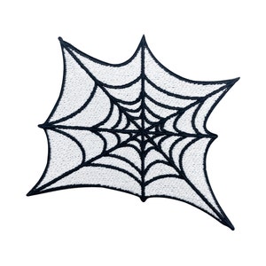 Può includere: Toppa ricamata a forma di ragnatela nera e bianca. La ragnatela è dettagliata con un centro e linee radianti.