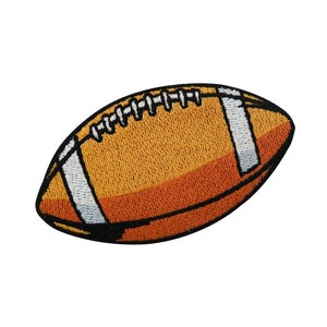 Könnte beinhalten: Ein gestickter Aufnäher eines American Footballs in Braun und Orange.