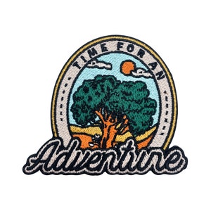 Può includere: Toppa ricamata con sfondo beige, contorno nero e il testo "Time for an Adventure" in un font corsivo nero. La toppa presenta un albero verde con un tronco arancione, un cielo blu con nuvole bianche e un sole giallo.