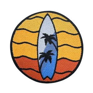 Könnte beinhalten: Ein runder gestickter Aufnäher mit einem blauen und weißen Surfbrett mit Palmen vor einem gelben und orangefarbenen Sonnenuntergang.