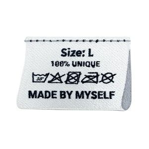 Könnte beinhalten: Weißes Kleidungsetikett mit schwarzem Text, der "Size: L 100% UNIQUE MADE BY MYSELF" lautet. Das Etikett enthält auch eine Reihe von Standardpflegehinweisen.