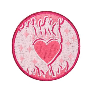Könnte beinhalten: Rosa-weißer gestickter Aufnäher mit einem Herz in Flammenform und dem Text "Princess" um das Herz herum.