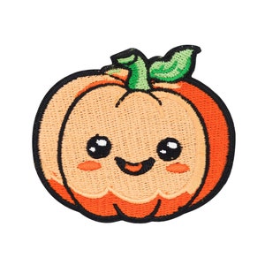 Pode incluir: Uma abóbora laranja fofa com um rosto sorridente e uma haste verde. A abóbora tem um design costurado e é perfeita para adicionar um toque de fantasia às suas manualidades.