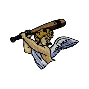 Peut inclure: Un patch brodé représentant un ange avec des ailes, tenant une batte de baseball au-dessus de sa tête. L'ange a les cheveux blonds et porte une robe blanche. Le patch est brun, blanc et bleu.
