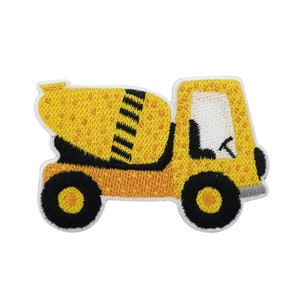 Könnte beinhalten: Gelber gestickter Bügelaufkleber mit einem Betonmischer-LKW. Der LKW hat eine schwarz-gelb gestreifte Trommel und schwarze Räder.