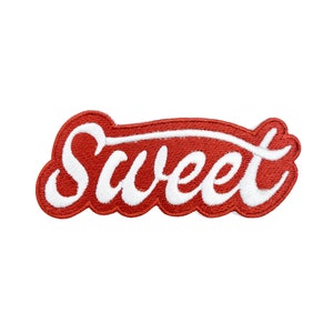 Può includere: Toppa in feltro rosso con scritta ricamata in bianco "Sweet".
