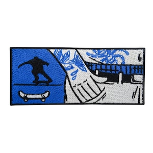 Könnte beinhalten: Gestickter Bügel-Patch mit einem blauen und weißen Design eines Skateboarders und einer Hand mit Tattoo. Der Patch hat schwarze Umrisse und einen schwarzen Hintergrund.