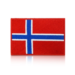 Pode incluir: Um remendo bordado da bandeira norueguesa, com as cores vermelho, branco e azul.