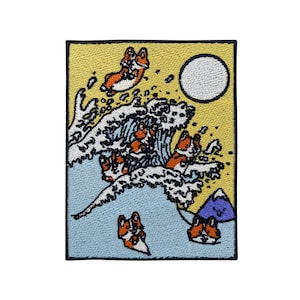 Könnte beinhalten: Gestickter Patch mit einer Cartoon-Darstellung der Großen Welle vor Kanagawa, wobei fünf Corgis die traditionellen japanischen Figuren ersetzen. Die Corgis sind orange und weiß, die Welle ist blau und weiß. Der Hintergrund ist gelb mit einem weißen Kreis.