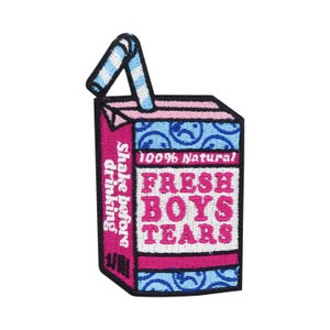Puede incluir: Parche bordado rosa y azul de una caja de jugo con una pajita. La caja de jugo tiene el texto "100% Natural Fresh Boys Tears" en la parte delantera.