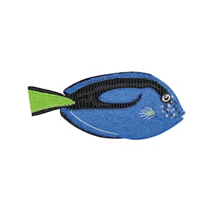 Op de afbeelding: Geborduurde patch met een blauwe vis met zwarte en witte accenten. De vis heeft een groene staart en een gedetailleerd ontwerp, perfect voor kleding of accessoires. De patch is ongeveer 10 cm lang.