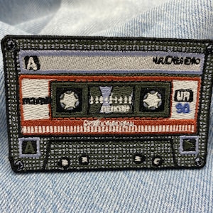 Patch zum Aufbügeln Rote 80er Kassette Musik, Vintage, Retro, Oldschool Patches, Bügelflicken, Flicken Aufnäher Kassetten CD Finally Home Bild 3