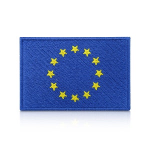 Op de afbeelding: Een blauwe stoffen patch met een cirkel van 12 gele sterren, die de vlag van de Europese Unie voorstelt.