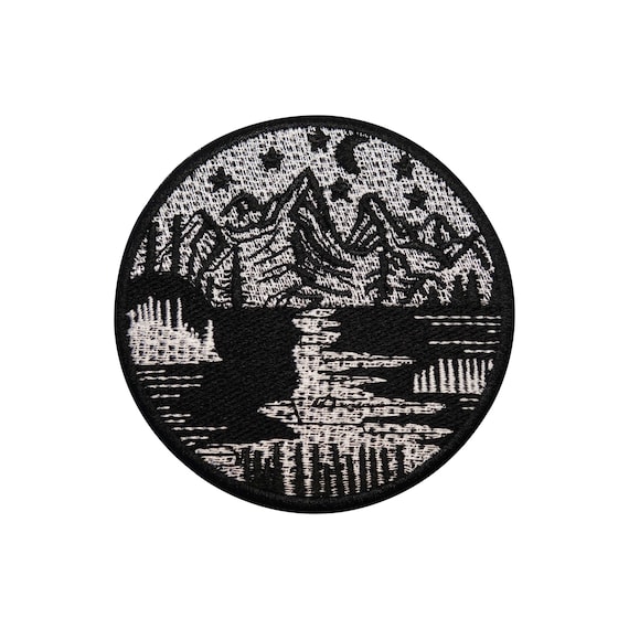 Fluss in den Bergen Patch | Natur Aufnäher zum Aufbügeln oder mit Haftverschluss | Outdoor Wandern Motiv für Jacke, Rucksack