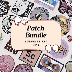 Könnte beinhalten: Eine Sammlung von aufgestickten Aufnähern mit verschiedenen Designs, darunter eine Biene, eine Kassette und der Text "Patch Bundle". Die Aufnäher sind in verschiedenen Farben und Formen gehalten, mit dem Text "SURPRISE SET 5 or 10."