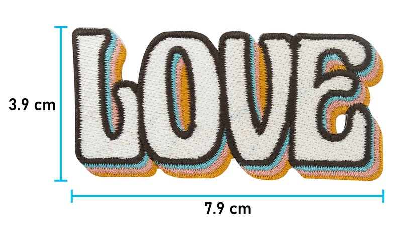 Puede incluir: Un parche bordado blanco con la palabra "LOVE" en estilo retro. Las letras est&aacute;n delineadas en marr&oacute;n, con un borde amarillo, rosa y azul. El parche mide 3,9 cm de alto y 7,9 cm de ancho.