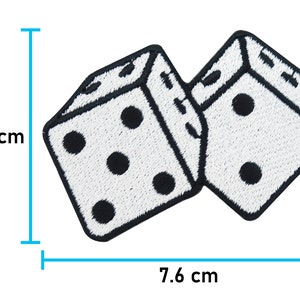 Pu&ograve; includere: Una toppa ricamata bianca di due dadi con contorni neri e punti neri. I dadi sono alti 5,5 cm e larghi 7,6 cm.