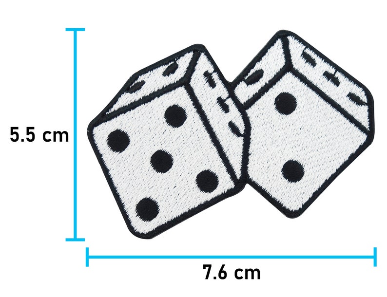 Pu&ograve; includere: Una toppa ricamata bianca di due dadi con contorni neri e punti neri. I dadi sono alti 5,5 cm e larghi 7,6 cm.