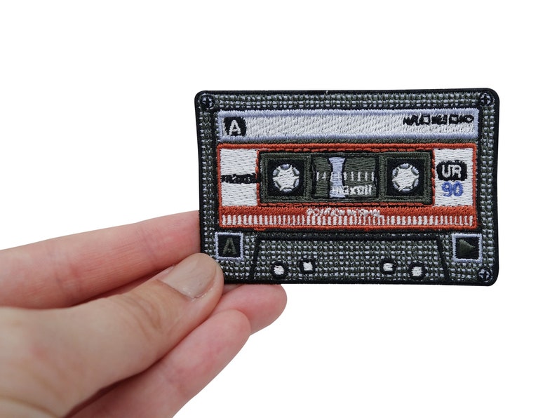 Patch zum Aufbügeln Rote 80er Kassette Musik, Vintage, Retro, Oldschool Patches, Bügelflicken, Flicken Aufnäher Kassetten CD Finally Home Bild 1