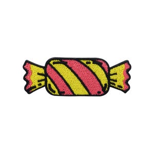 Op de afbeelding: Geborduurde patch in de vorm van een verpakt snoepje. Het snoepje heeft een roze en gele gestreepte ontwerp met zwarte contouren. De uiteinden van de verpakking zijn geel met een geschulpte rand.