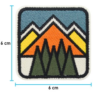 Geometrische Berge, dahinter blauer Himmel und im Vordergrund ein Wald, Rechteckiger Patch mit abgerundeten Ecken Größe: 6x6 cm