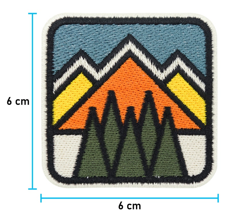 Geometrische Berge, dahinter blauer Himmel und im Vordergrund ein Wald, Rechteckiger Patch mit abgerundeten Ecken Größe: 6x6 cm