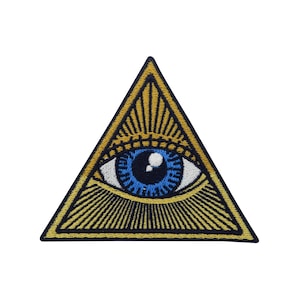 Può includere: Toppa ricamata con un occhio blu all'interno di un triangolo, circondato da raggi dorati. L'occhio ha un'iride dettagliata e un riflesso bianco. Il triangolo è delineato in nero e oro, creando un design sorprendente.