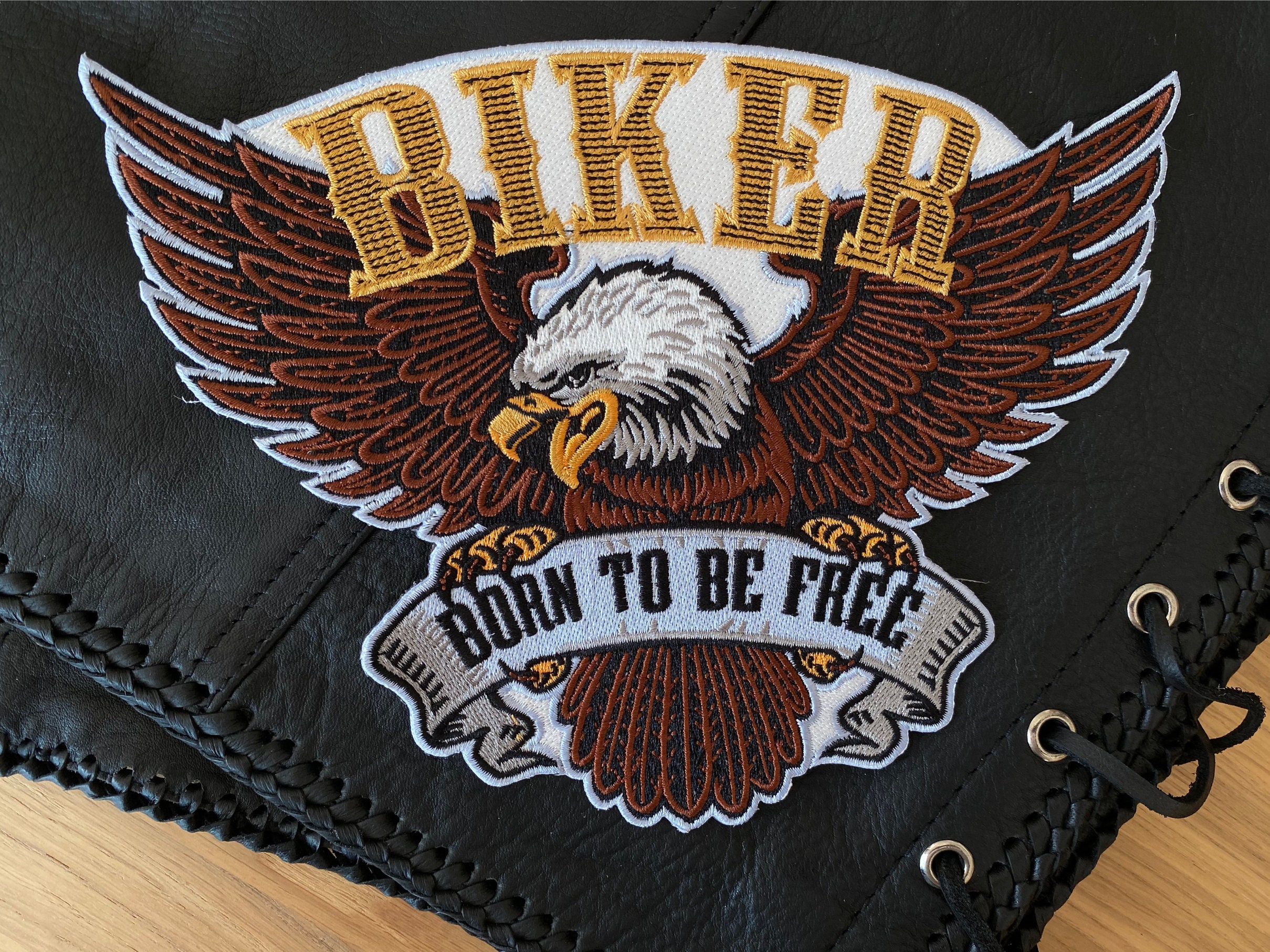 Toppa Termoadesiva Born To Be Free Biker Eagle Per Gilet In Pelle | Toppe Per Gilet Da Motociclista, Toppa Posteriore Per Gilet America