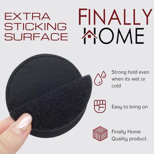 Puede incluir: Un parche adhesivo redondo negro con cierre de velcro. El parche est&aacute; dise&ntilde;ado para pegarse a las superficies, incluso cuando est&aacute; mojado o fr&iacute;o. El texto "EXTRA STICKING SURFACE" y "FINALLY HOME" es visible en la imagen.
