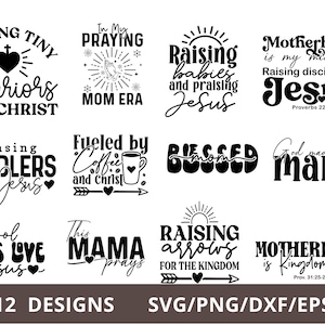 Pode incluir: Uma cole&ccedil;&atilde;o de 12 designs em preto e branco com cita&ccedil;&otilde;es inspiradoras, incluindo frases como "Raising Tiny Warriors for Christ" e "Blessed Mom". Dispon&iacute;veis nos formatos SVG, PNG, DXF e EPS.