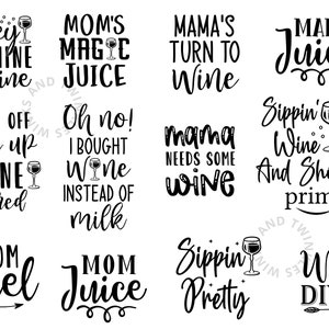 K&ouml;nnte beinhalten: Eine Sammlung von schwarz-wei&szlig;en Zitaten und Phrasen zum Thema Wein. Die Phrasen lauten "They Whine I Wine", "Mom's Magic Juice", "Mama's Turn to Wine" und "Mama Juice". Jedes Design zeigt ein Weinglas.