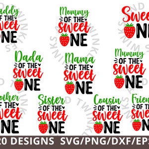 K&ouml;nnte beinhalten: Zwanzig Designs f&uuml;r eine 'Sweet One'-SVG-Schnittdatei. Die Designs zeigen eine Erdbeere und den Text 'Sweet One' mit verschiedenen Titeln wie 'Daddy of the Sweet One', 'Mommy of the Sweet One', 'Mummy of the Sweet One', 'Dada of the Sweet One', 'Mama of the Sweet One', 'Brother of the Sweet One', 'Sister of the Sweet One', 'Cousin of the Sweet One' und 'Friend of the Sweet One'.