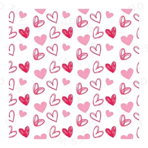 Peut inclure: Un motif sans couture de c&oelig;urs roses et rouges sur un fond blanc. Les c&oelig;urs sont dessin&eacute;s dans un style simple et dessin&eacute; &agrave; la main.