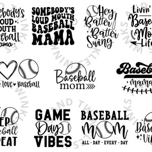 Op de afbeelding: Een verzameling zwart-witte SVG-ontwerpen met een baseballthema. De ontwerpen bevatten zinnen zoals "Somebody's Loud Mouth Baseball Mama", "Baseball Mom", "Game Day Vibes" en "Baseball Vibes".