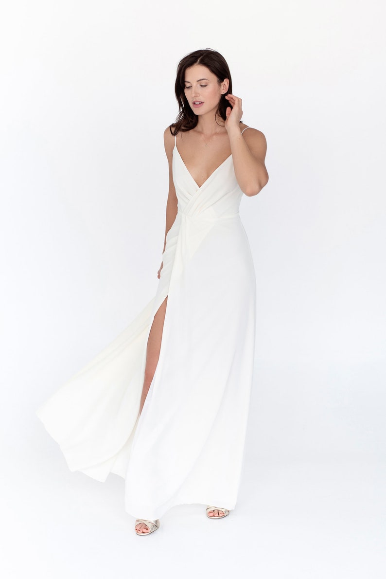 Robe de mariée en soie Malva, robe de mariée minimaliste moderne, 100 % soie de mûrier, robe en satin au dos en forme de V, robe de mariée silhouette élégante image 4