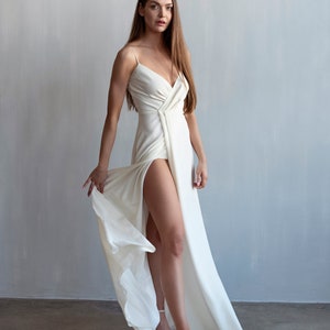 Robe de mariée en soie Malva, robe de mariée minimaliste moderne, 100 % soie de mûrier, robe en satin au dos en forme de V, robe de mariée silhouette élégante image 2