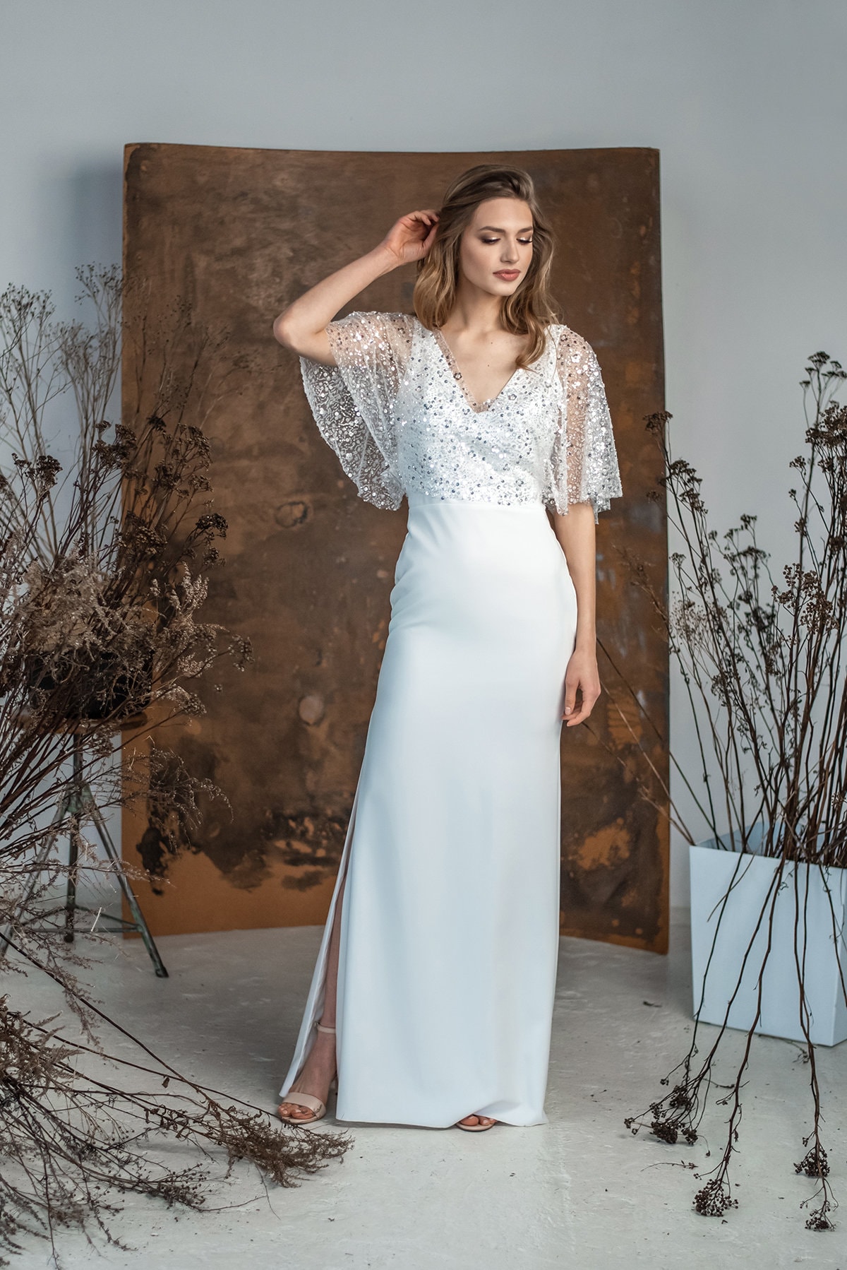 【COAST】ケープディテールスパンコール装飾ウェディングドレス スパンコールケープトップ、モダンミニマリストウェディング