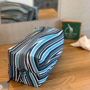 Sac de toilette upcycling lavable et pliable, cousu à la main en Afrique