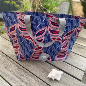Grand sac d'upcycling lavable avec fermeture éclair cousu main en Afrique