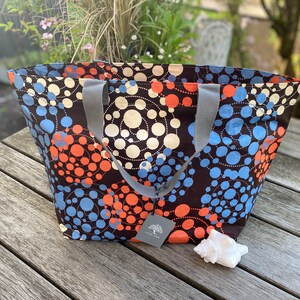 Grand sac d'upcycling lavable avec fermeture éclair cousu main en Afrique