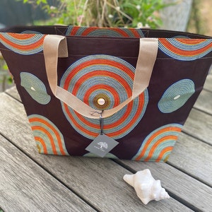 Grand sac d'upcycling lavable avec fermeture éclair cousu main en Afrique