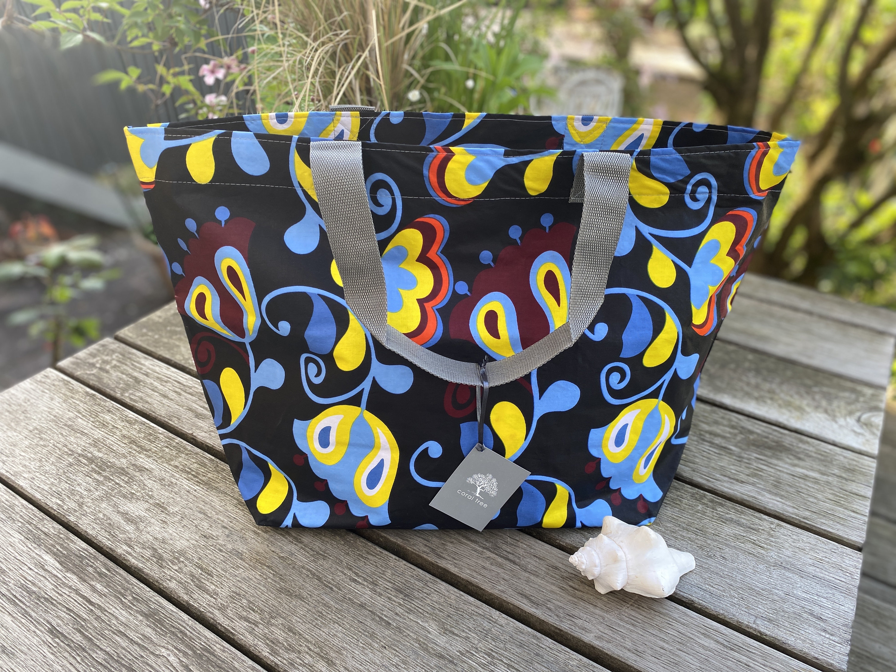 Große abwaschbare Upcycling Tasche mit Reißverschluss handgenäht