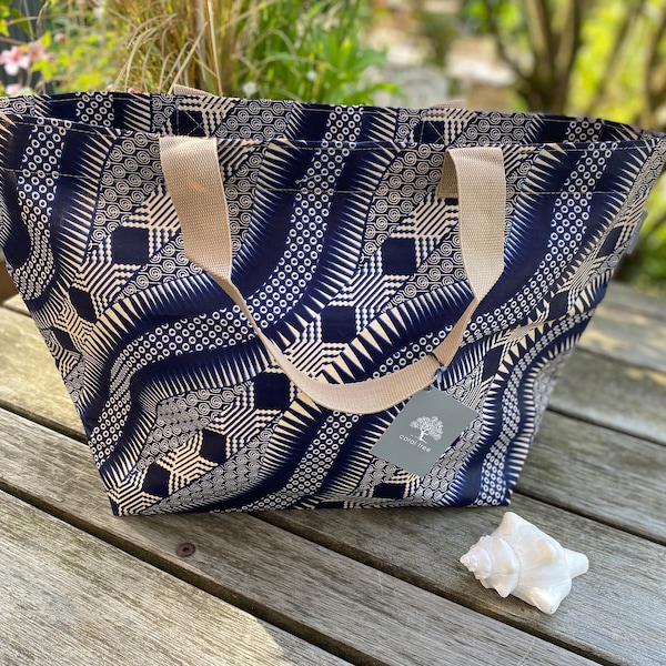 Große abwaschbare Upcycling Tasche mit Reißverschluss handgenäht in Afrika