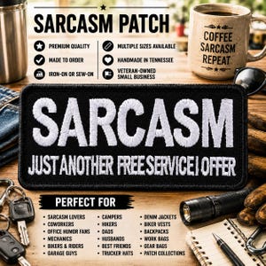 Op de afbeelding: Een rechthoekige zwarte geborduurde patch met de witte tekst SARCASM in een vetgedrukt lettertype, gevolgd door de kleinere witte tekst JUST ANOTHER FREE SERVICE I OFFER. De patch heeft een gestikte rand en is voor opstrijken of naaien.