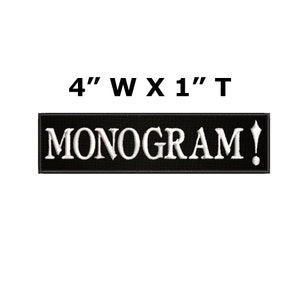 Pu&ograve; includere: Toppa ricamata nera con la scritta "MONOGRAM!" in bianco, larga 10 cm e alta 2,5 cm. La toppa ha una forma rettangolare ed &egrave; adatta per abbigliamento o accessori.