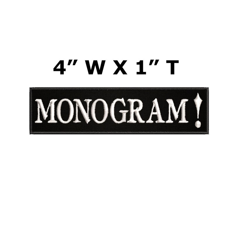 Pu&ograve; includere: Toppa ricamata nera con la scritta "MONOGRAM!" in bianco, larga 10 cm e alta 2,5 cm. La toppa ha una forma rettangolare ed &egrave; adatta per abbigliamento o accessori.