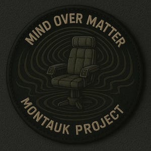 Può includere: Una toppa circolare con la scritta "MIND OVER MATTER" e "MONTAUK PROJECT" ricamata in filo beige. La toppa presenta un'illustrazione dettagliata di una sedia nelle tonalità del verde e del grigio, su sfondo scuro.