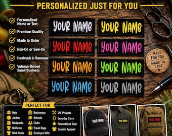 Könnte beinhalten: Eine Sammlung rechteckiger schwarzer Stoffaufnäher mit dem gestickten Text YOUR NAME in verschiedenen Farben wie Weiß, Gelb, Rot, Pink, Orange, Grün, Hellblau und Grau, gezeigt mit Anwendungsbeispielen auf einer Mütze, Jacke und einem Rucksack.