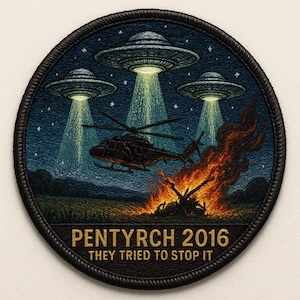 Könnte beinhalten: Runder Aufnäher mit dunkelblauem Hintergrund, der drei UFOs zeigt, die Lichtstrahlen auf einen Hubschrauber und ein Feuer richten. Der Text "PENTYRCH 2016 THEY TRIED TO STOP IT" befindet sich unten.